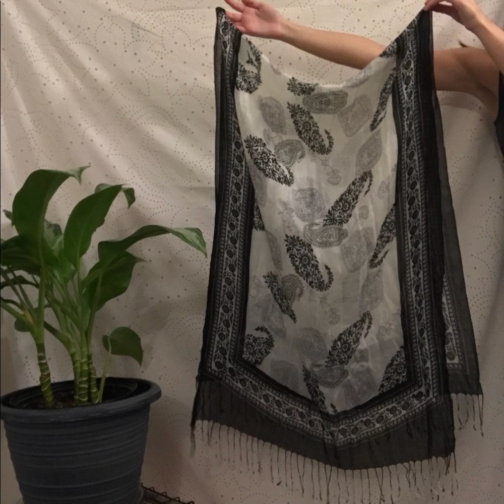 • donated • Black & White Lightweight Scarf